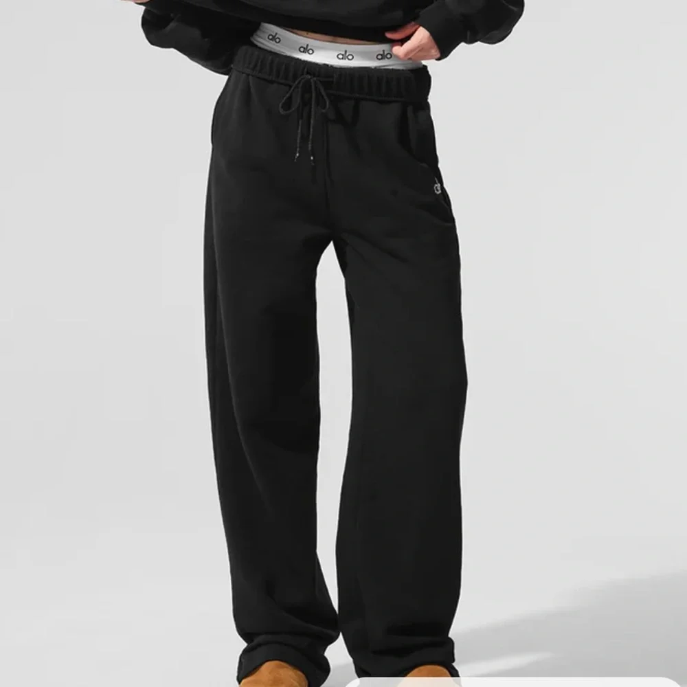 Alo Yoga Accolade Sweatpants Straight Leg in black - Picture 3 of 11